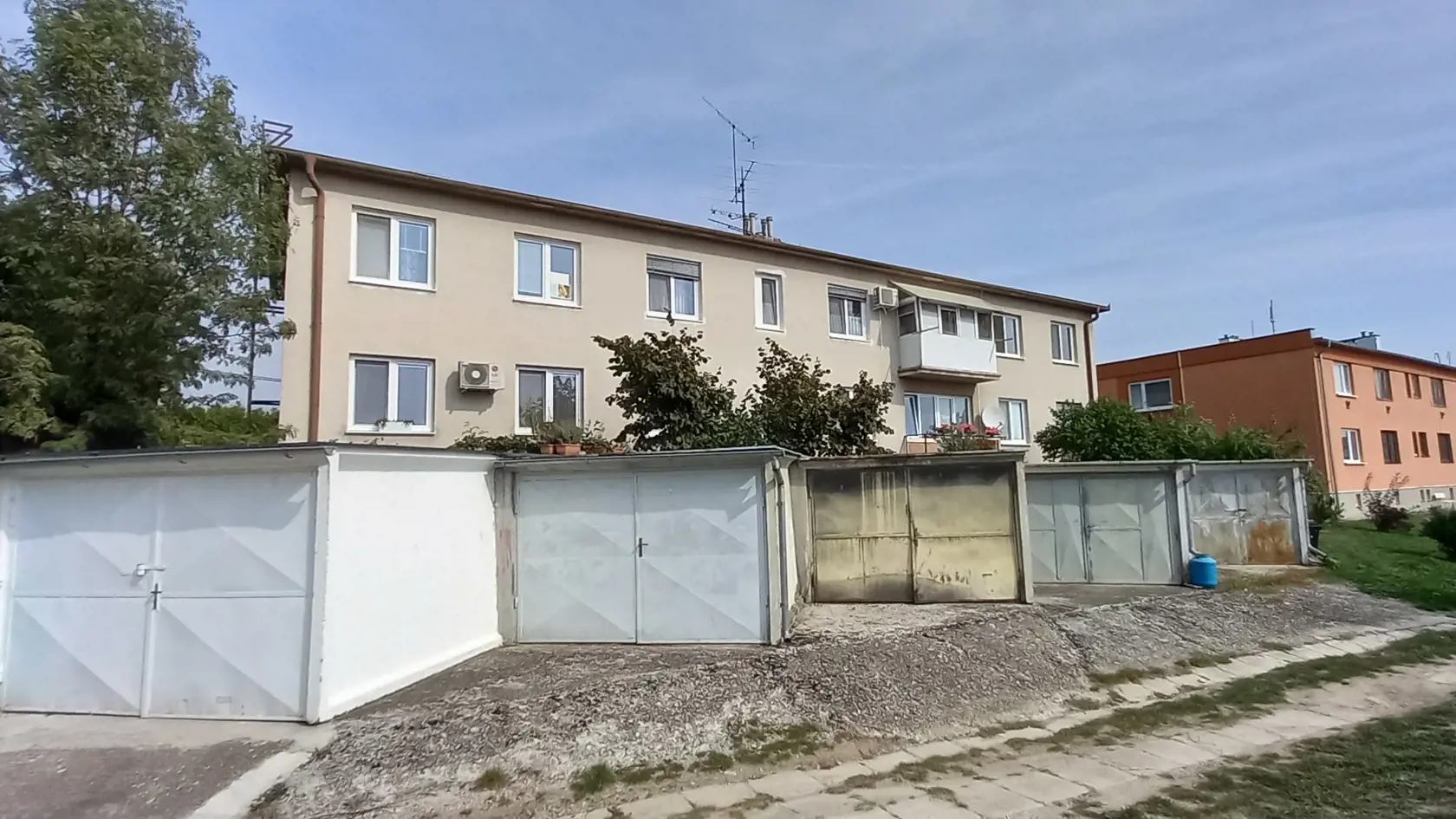 Odtiaľto vyšiel výstrel.