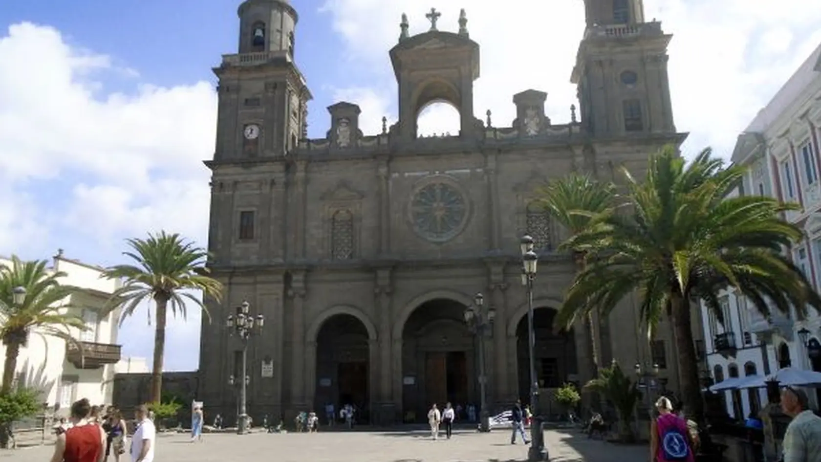 Las Palmas je spoločne so Santa Cruz de Tenerife hlavným mestom celého autonómneho spoločenstva Kanárske ostrovy.