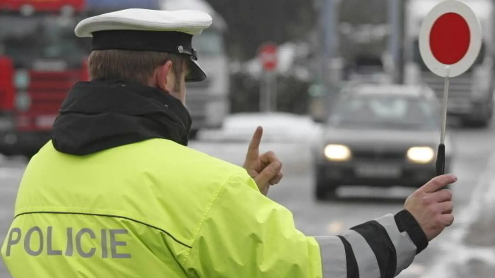 Počas mája sa v piatky a cez víkendy budú konať dopravno-bezpečnostné akcie. Policajti budú počas akcie Víkend kontrolovať najmä dodržiavanie rýchlosti jazdy a zákaz požívania alkoholu vodičmi i nemotorovými účastníkmi.