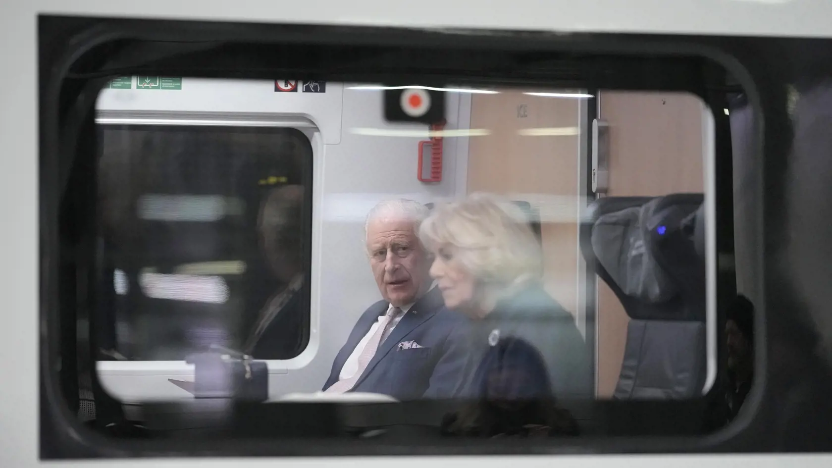 KK26 Berlín - Britský kráľ Karol III. a jeho manželka Kamila sedia v rýchlovlaku na železničnej stanici v Berlíne 31. marca 2023. Britský kráľ Karol III. a jeho manželka Kamila, ktorí sú na trojdňovej návšteve Nemecka, cestovali v piatok dopoludnia rýchlovlakom spoločnosti Deutsche Bahn z Berlína do Hamburgu. FOTO TASR/AP
Britain's King Charles III, with Camilla, the Queen Consort board a train on their way to Hamburg from a train station in Berlin, Friday, March 31, 2023. King Charles III arriv