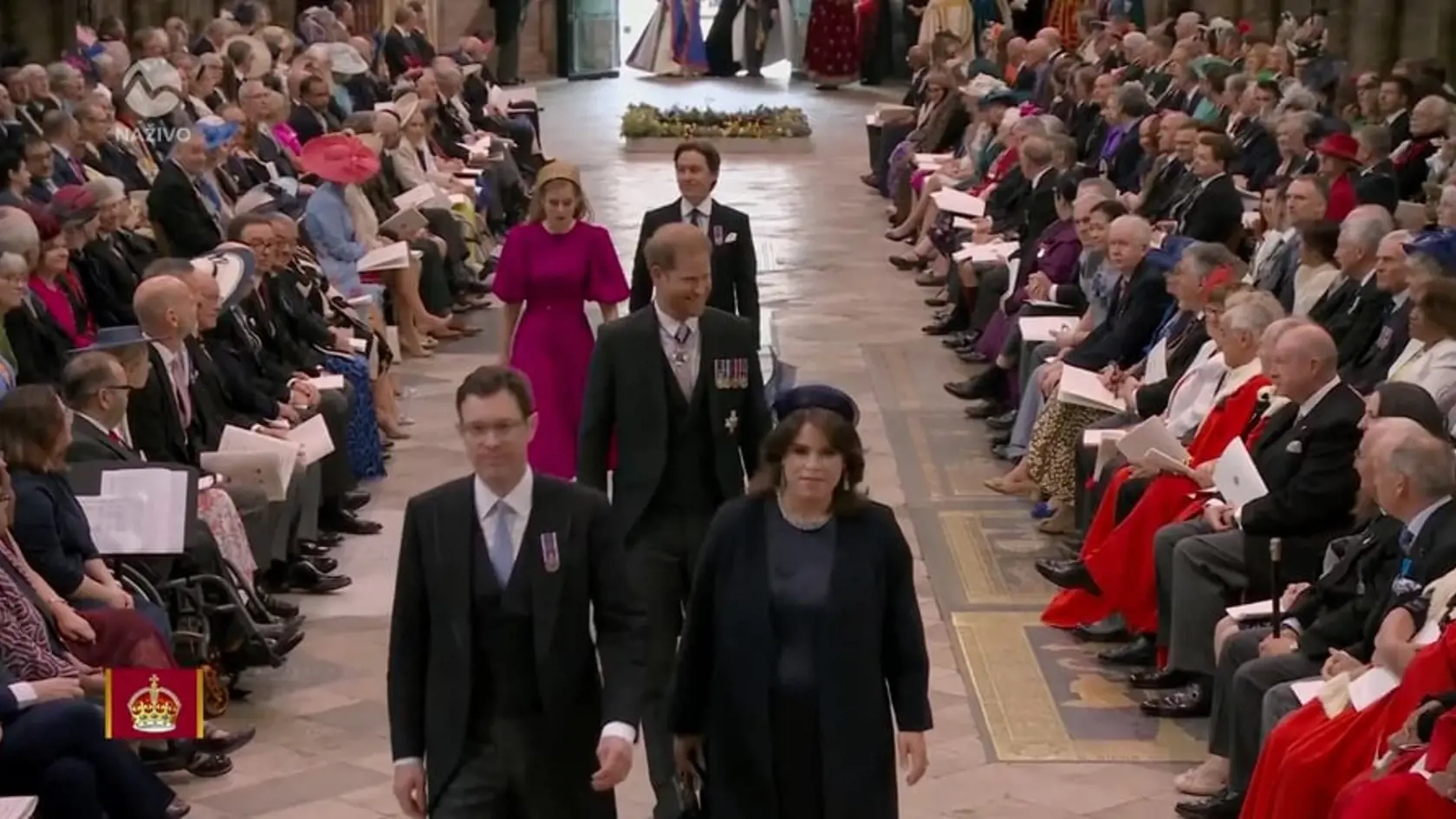 Do Westminsterského opátstva prichádzajú členovia kráľovskej rodiny. Na tvári princa Harryho nechýba úsmev. Prišiel však sám ako bolo vopred avizované.