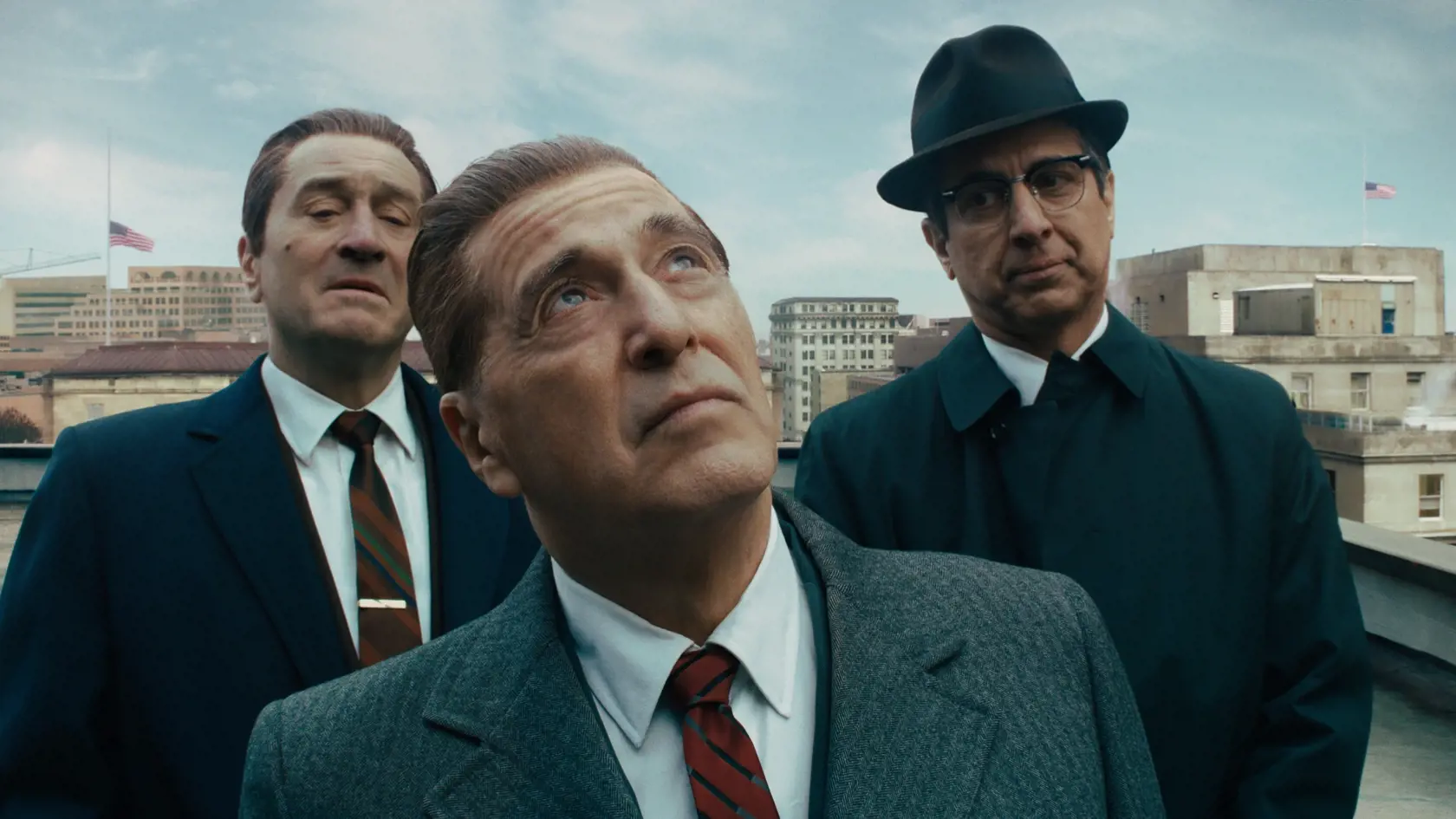 Na snímke zľava herci Robert De Niro, Al Pacino a Ray Romano počas scény z filmu The Irishman.