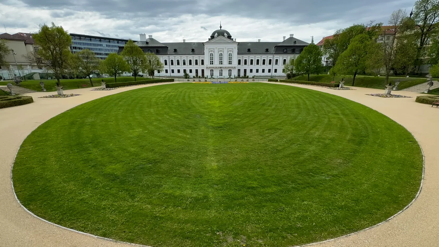 Na snímke priestory Grasalkovičovej záhrady po jej rekonštrukcii 5. apríla 2024 v Bratislave.