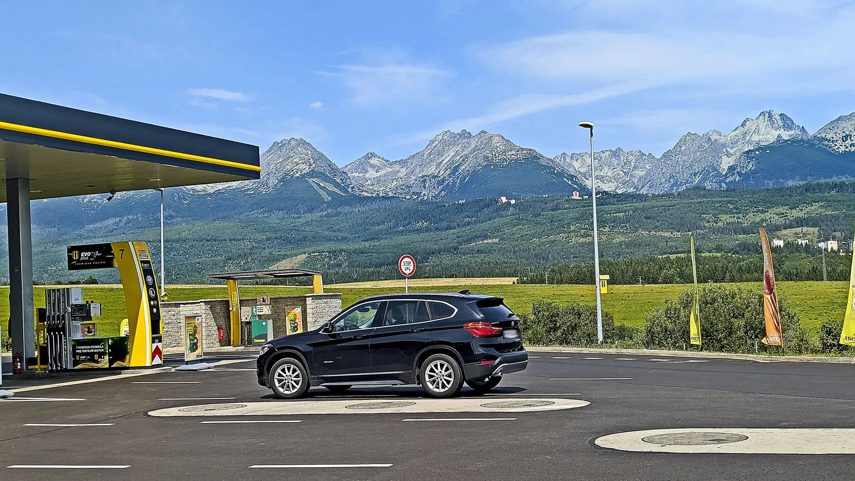 Z pumpy uvidíte Vysoké a Západné Tatry v plnej kráse. 
