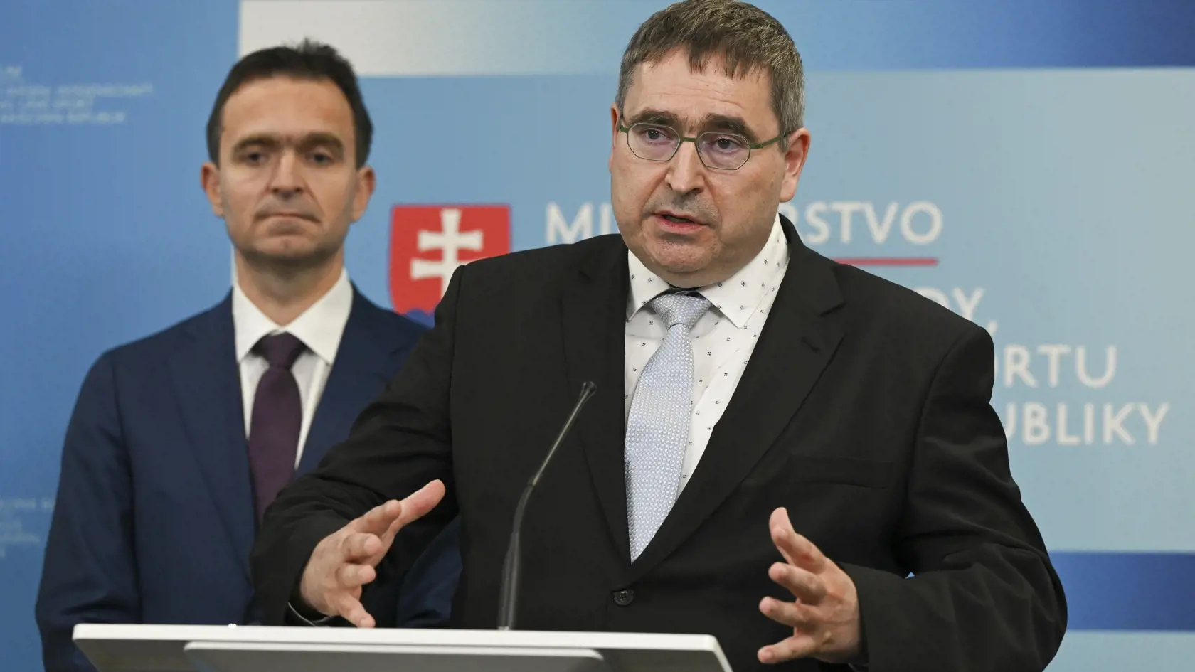 Daniel Bútora (vpravo) v čase, keď pôsobil ako minister školstva, vedy, výskumu a športu vo vláde premiéra Ľudovíta Ódora (vľavo). Aktuálne Daniel Bútora radí ministrovi školstva za Hlas, Tomášovi Druckerovi.