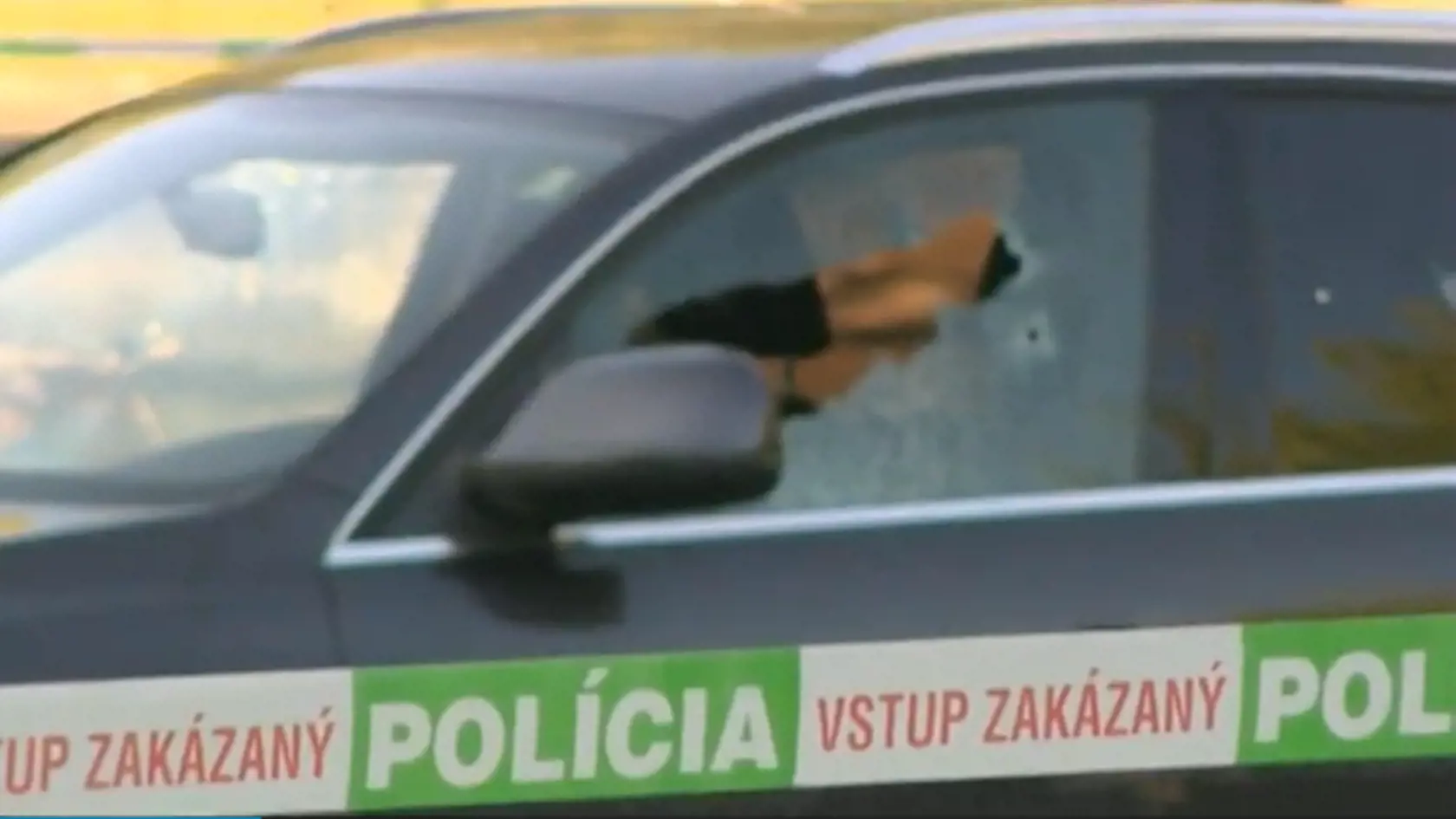 Rozstrieľané auto: Dedko ušiel zubatej iba o vlások.