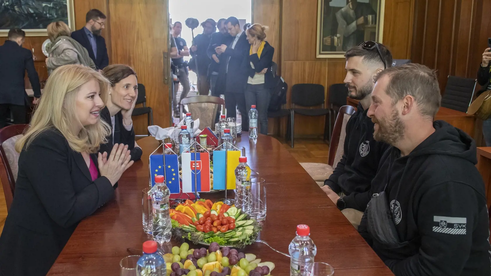 Prezidentka SR Zuzana Čaputová spolu s českým prezidentom Petrom Pavlom pricestovali na návštevu Ukrajiny. Na snímke vľavo prezidentka SR Zuzana Čaputová počas stretnutia s predstaviteľmi urgentnej medicíny, ktorí trénujú ľudí na prvú pomoc na frontovej línií v sobotu 29. apríla 2023 v Kyjeve. FOTO TASR - Martin Baumann