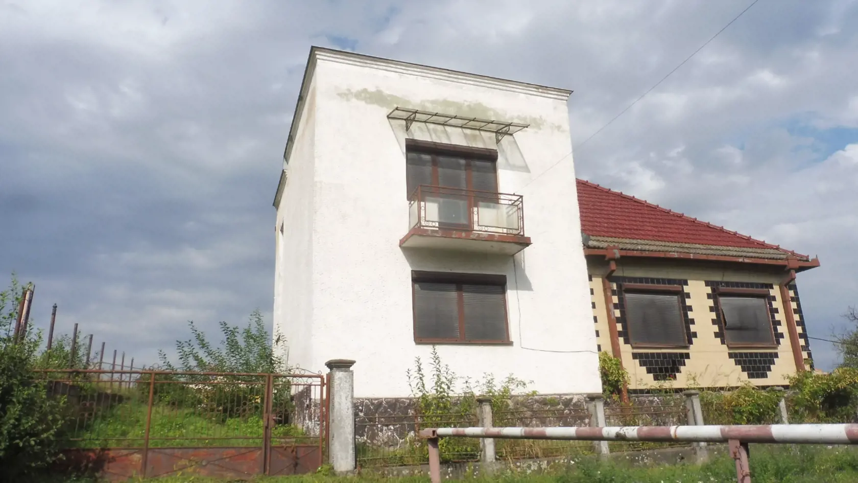 Ponúkaný dom s garážou a so záhradou o výmere viac ako 1 500m² je dostupný aj s vlastnou studňou. Cena za tento pozemok na ktorom sa mimo iné objavujú aj ďalšie malé hospodárske budovy je nižšia ako 20-tisíc eur.