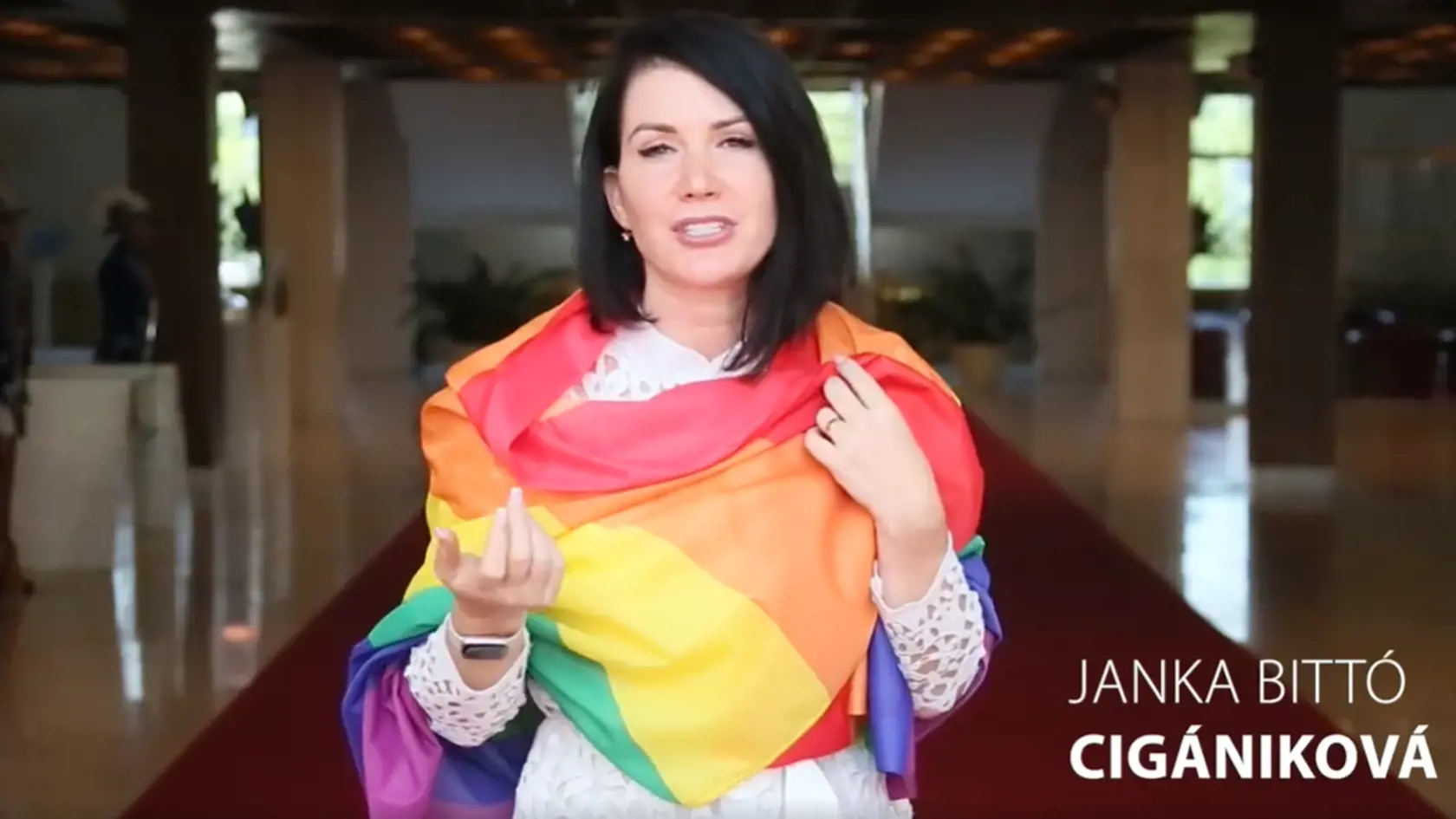 Jana Bittó Cigániková (SAS) zahalená do dúhovej vlajky.