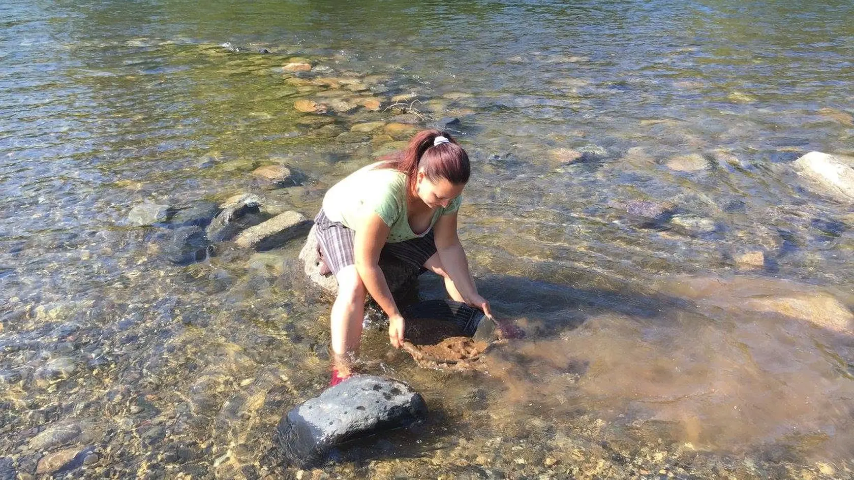 Kalifornia, American river. Daniela Múčková ryžuje na mieste, kde vypukla zlatá horúčka.