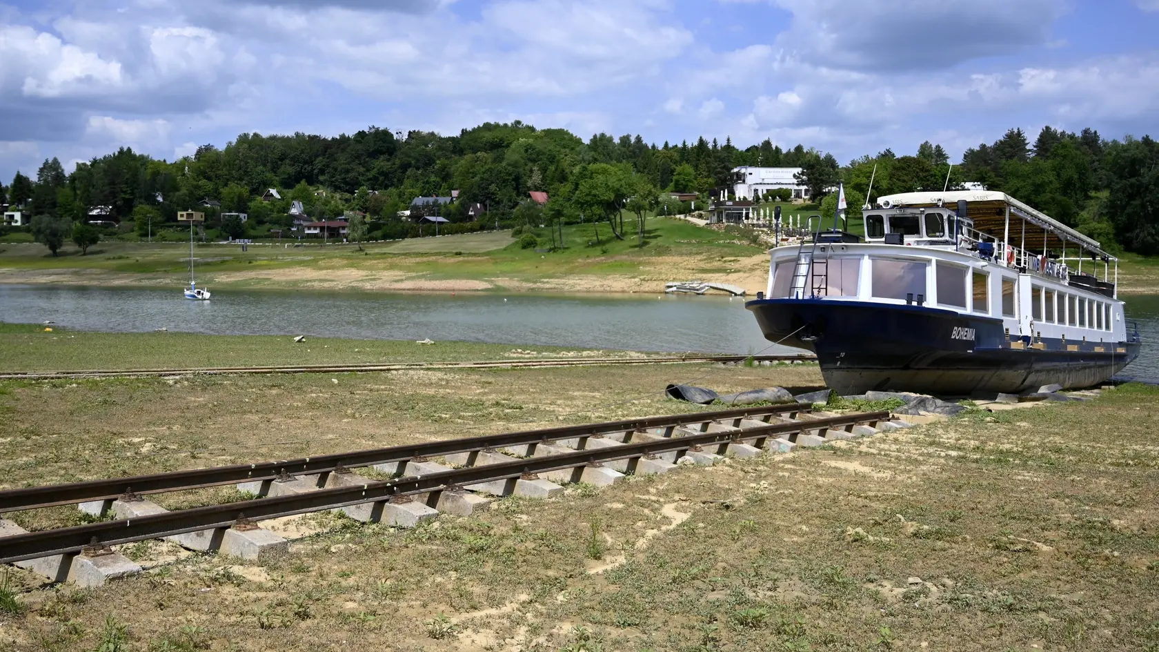 Na snímke výletná loď Bohemia na brehu z dôvodu nízkeho stavu hladiny vodnej nádrže v rekreačnej oblasti Domaša - Dobrá 28. mája 2025 v Kvakovciach v okrese Vranov nad Topľou. Pre nedostatok vody sa výletnú loď Bohemia do začiatku letnej sezóny pravdepodobne nepodarí dostať na vodnú hladinu. FOTO TASR - Roman Hanc