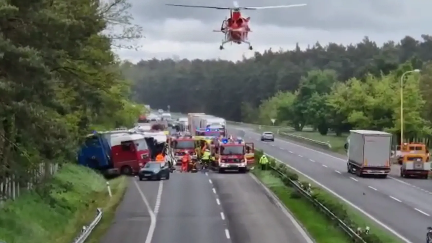 Nehoda kamióna a autobusu, ktorá sa v pondelok predpoludním stala na diaľnici D2 v smere na Kúty, si vyžiadala jednu obeť.