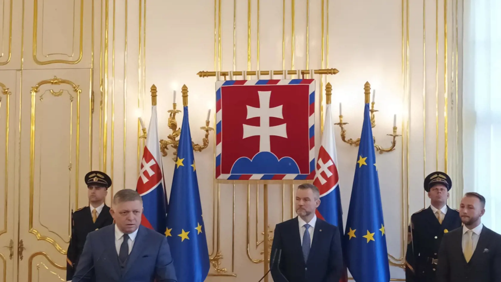 Prezident uistil, že nikto z koalície si neželá vystúpenie z EÚ a NATO