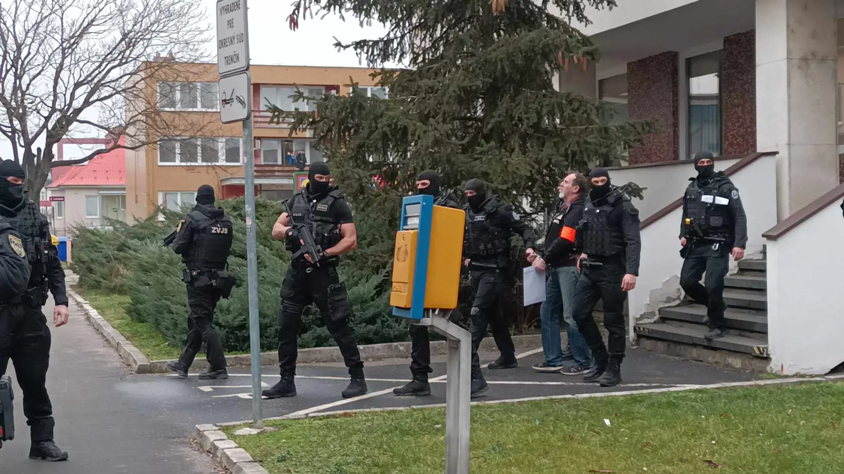 Obvineného atentátnika Juraja Cintulu z trenčianskeho okresného súdu prevážajú za mreže.