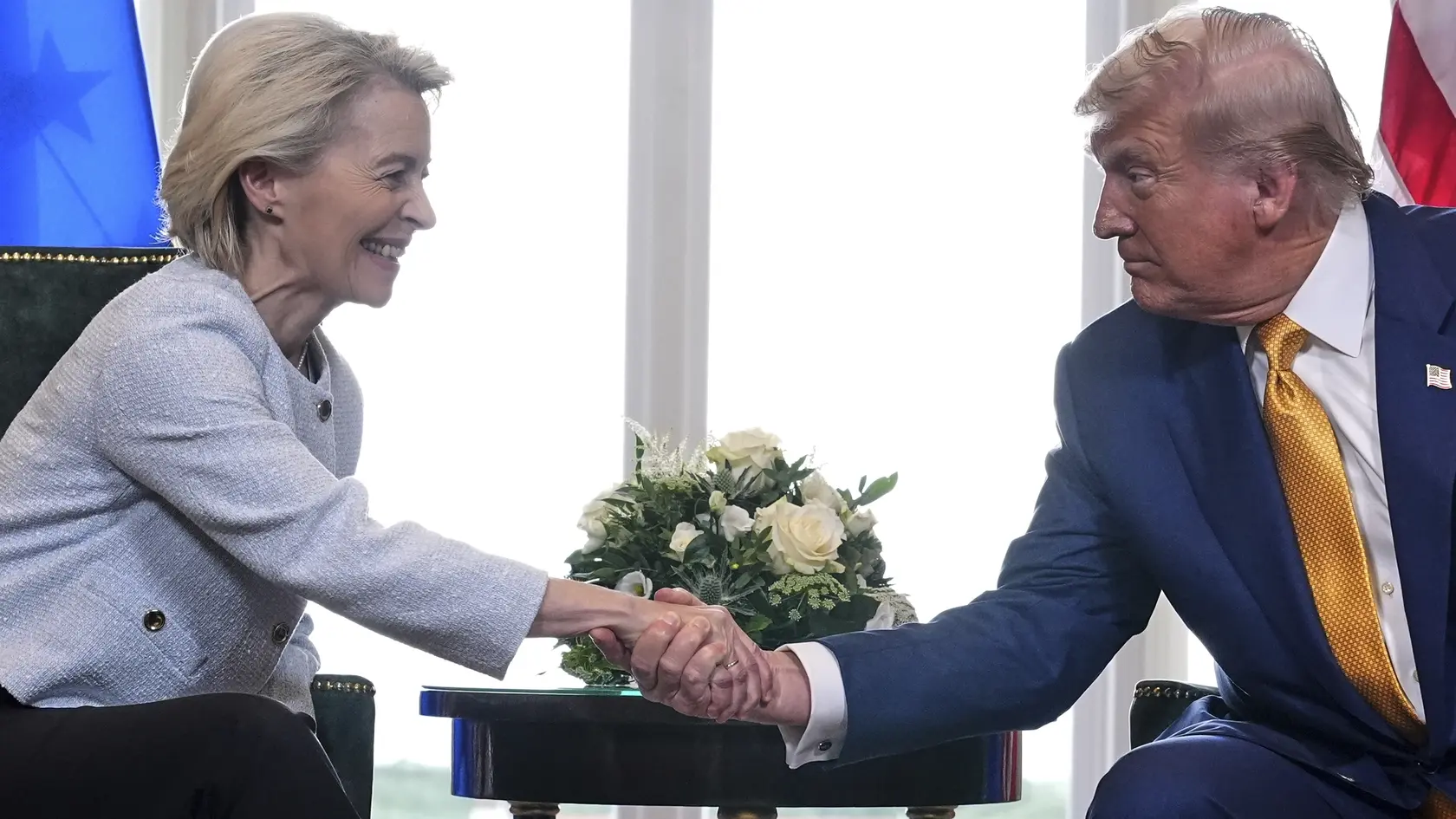Donald Trump a šéfka Európskej komisie (EK) Ursula von der Leyenová si podávajú ruky počas stretnutia v škótskom Turnberry v nedeľu 27. júla 2025.