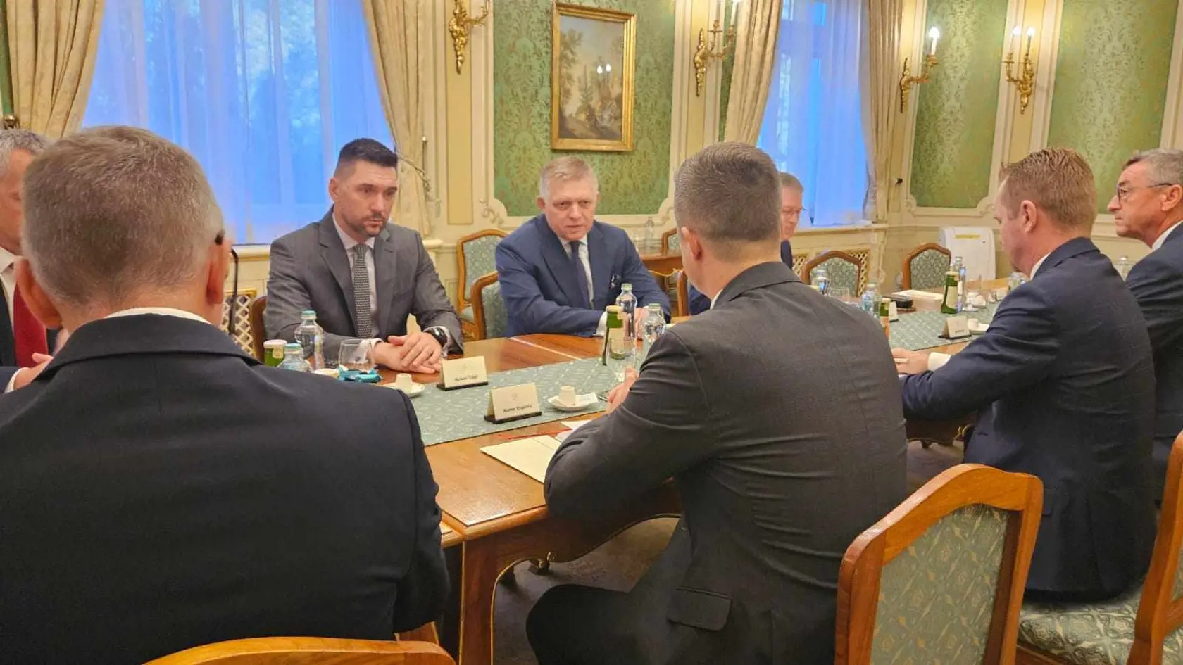 Premiér Robert Fico počas stretnutia so zástupcami obchodných reťazcov na Úrade vlády.