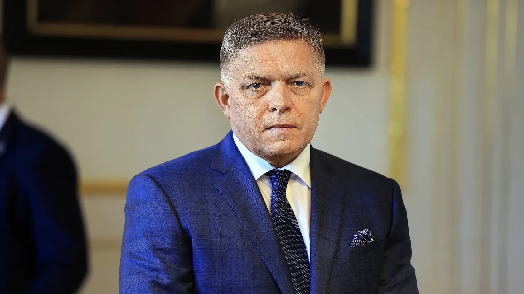 O zdravotných potiažach Robert Fico informoval už vo štvrtok počas hodiny otázok, kde priznal, že následky zranení po atentáte sú aj naďalej vážne. „Nechcite vidieť, ako vyzerám. Ale že kompletne, ako vyzerám. Ešte ma čakajú nejaké operácie kvôli tomu,“ povedal premiér vo svojom emotívnom prejave.