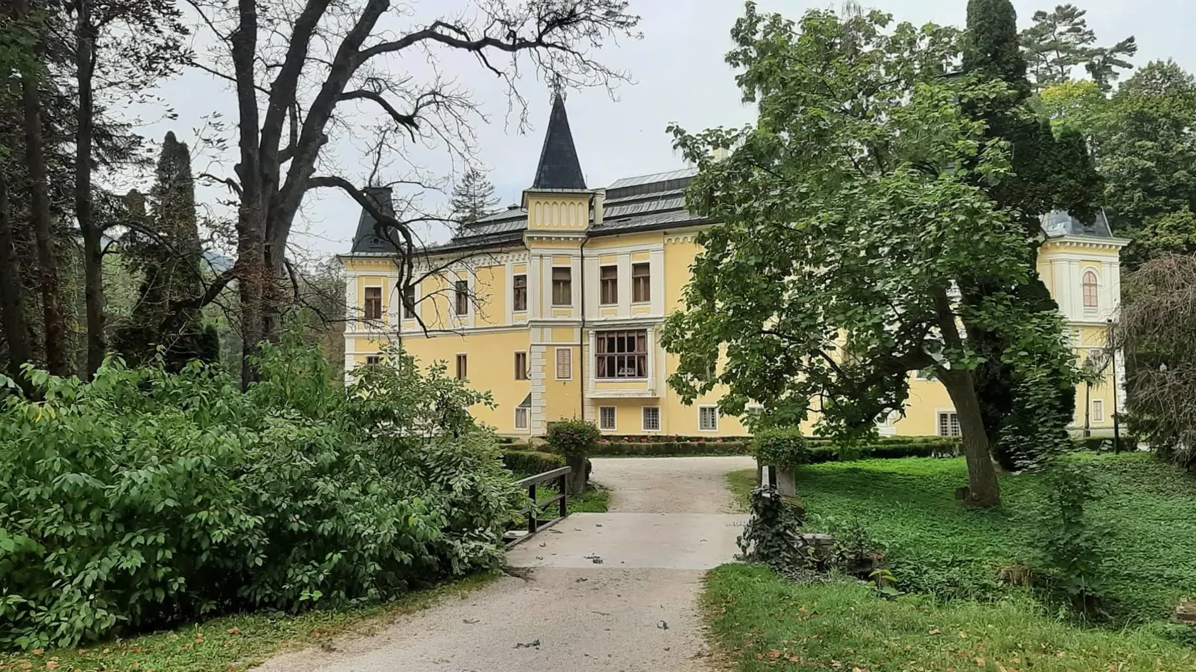 Múzeum Betliar s okolitou prírodnou scenériou. Julo Barczi tu zaviedol pikniky, ktoré prežívajú v areáli aj doteraz.
