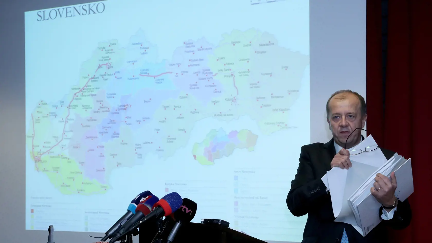 Rybníček a jeho množstvo dokumentov, na ktorých pracuje pre svoju stranu TOSKA.