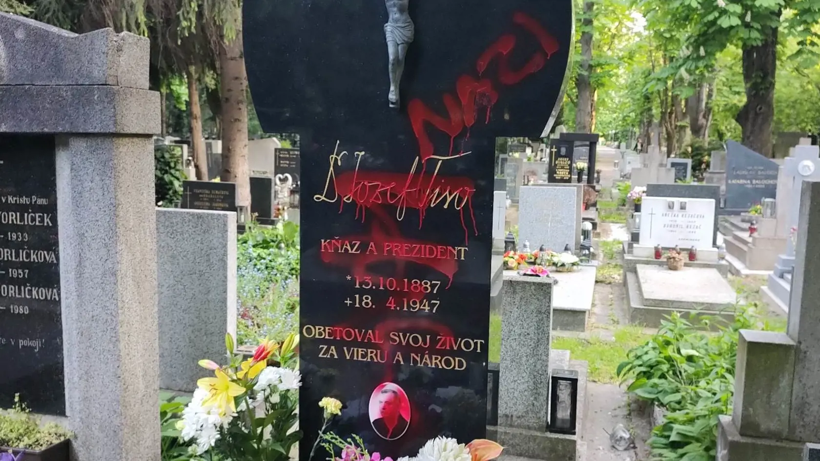 Hrob Jozefa Tisa na Martinskom cintoríne v Bratislave bol posprejovaný.