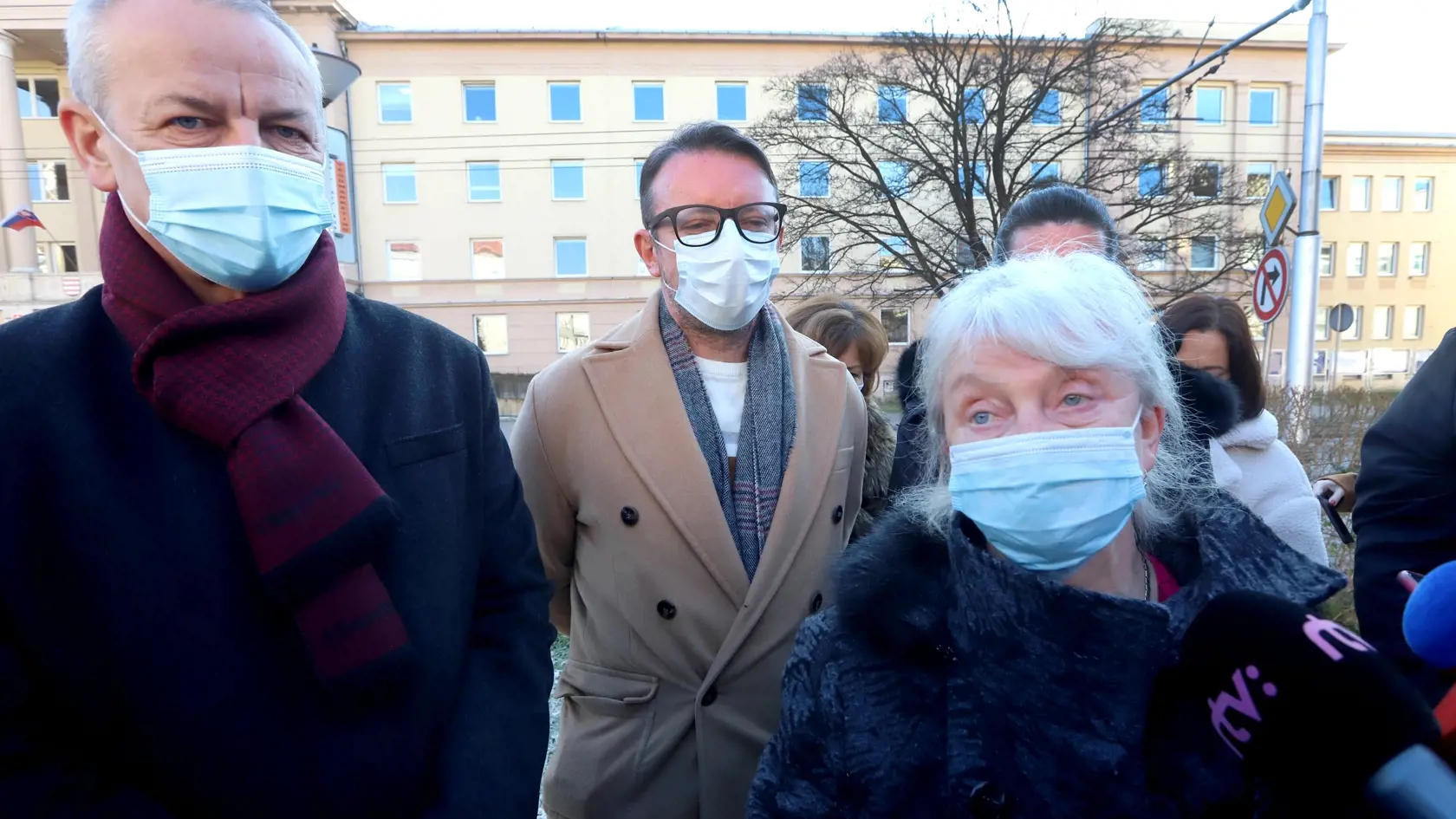 Na snímke zľava primátor mesta Banská Bystrica Ján Nosko, medicínsky riaditeľ Rooseveltovej nemocnice Milan Urbáni a vedúca odboru epidemiológie na Regionálnom úrade verejného zdravotníctva (RÚVZ) v Banskej Bystrici Mária Avdičová počas mediálneho brífingu o aktuálnej situácii súvisiacej so šírením pandémie koronavírusu v banskobystrickom okrese v Banskej Bystrici 11. januára 2021. FOTO TASR - Ján Krošlák
  

  

