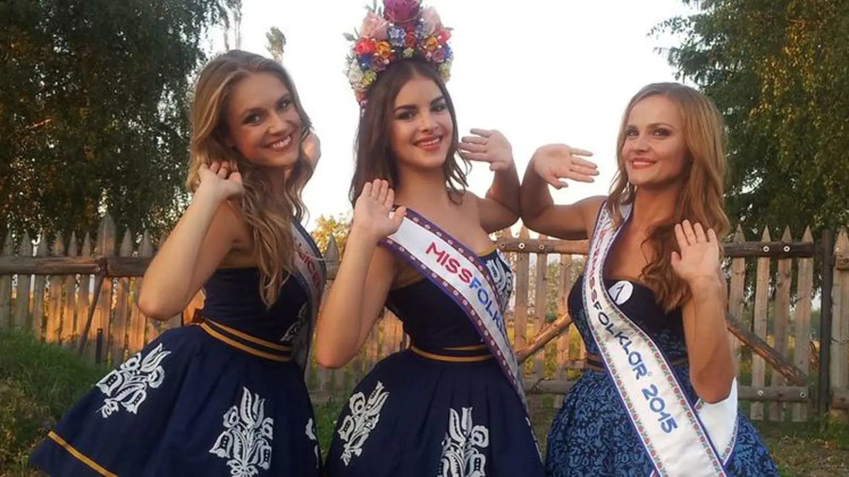 Korunu z kvetov nosí Petra Lenárová, 1. vicemiss je Kristína Chowaniecová, 2. vicemiss Iveta Mihoková.