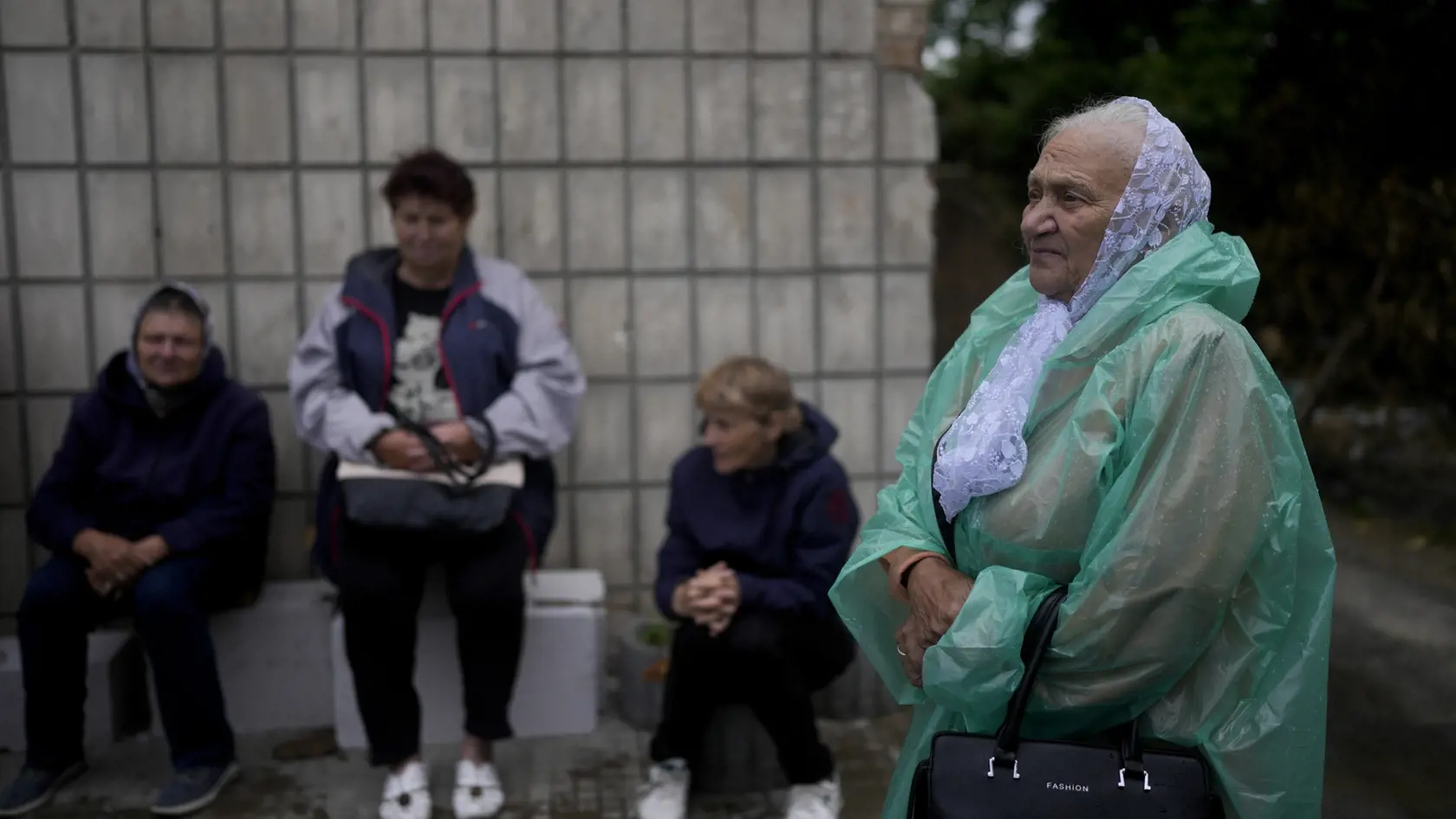 Žena čaká v rade na sociálnu pomoc v Makarive v Kyjevskej oblasti.