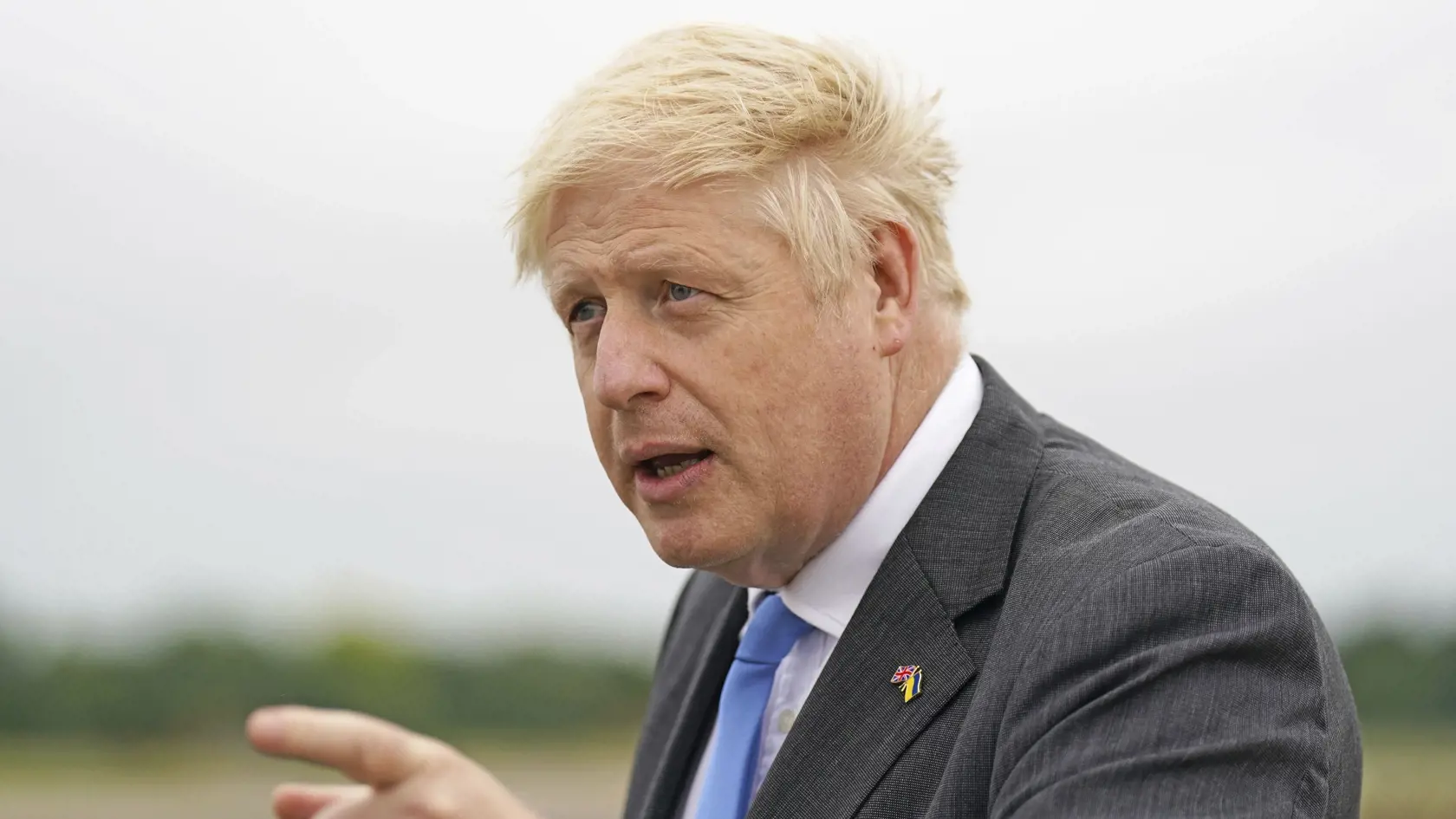 WA 29 Brize Norton - Britský premiér Boris Johnson gestikuluje na leteckej základni Britského kráľovského letectva (RAF) v anglickej obci Brize Northon po prílete z Ukrajiny v sobotu 18. júna 2022. Západ sa musí pripraviť na dlhý boj, keďže ruský prezident Vladimir Putin sa na Ukrajine uchyľuje k opotrebovávacej vojne. V nedeľu 19. júna to uviedol Johnson.  Britský premiér v piatok navštívil Kyjev, kde sa stretol s ukrajinským prezidentom Volodymyrom Zelenským. Vedúci kancelárie ukrajinského pre