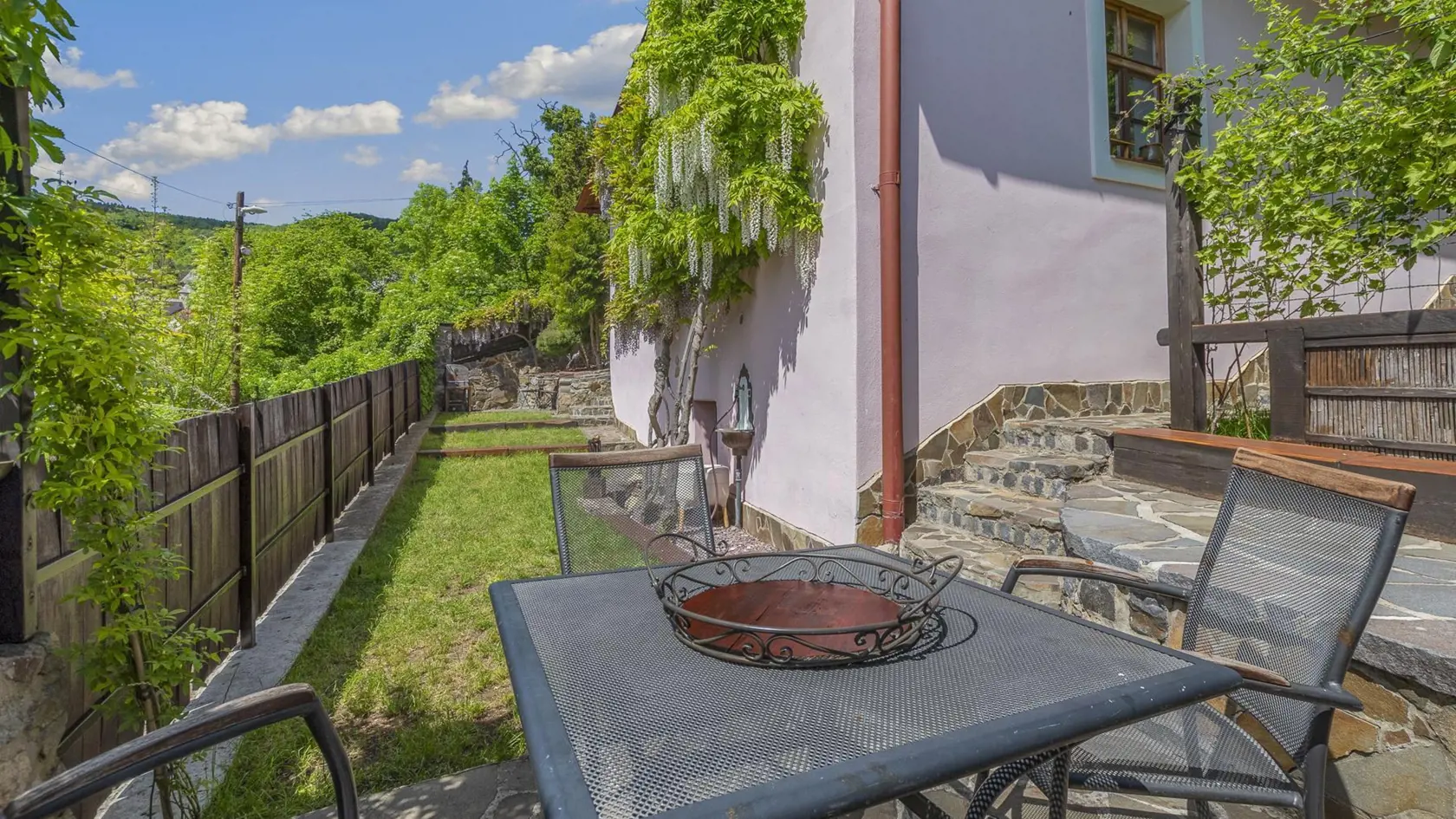 Meštiansky dom z 15. storočia s výnimočným genius loci situovaný v tichej romantickej uličke v srdci Banskej Štiavnice. 