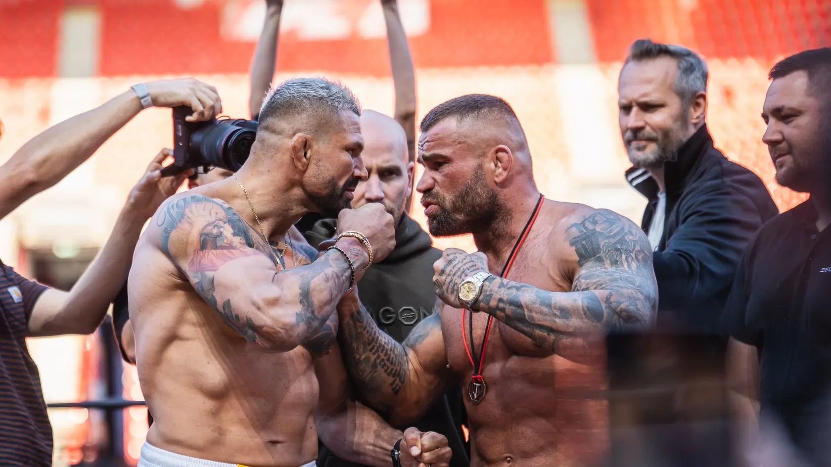 Attila Végh a Karlos Vémola si dali posledný staredown pred zápasom.