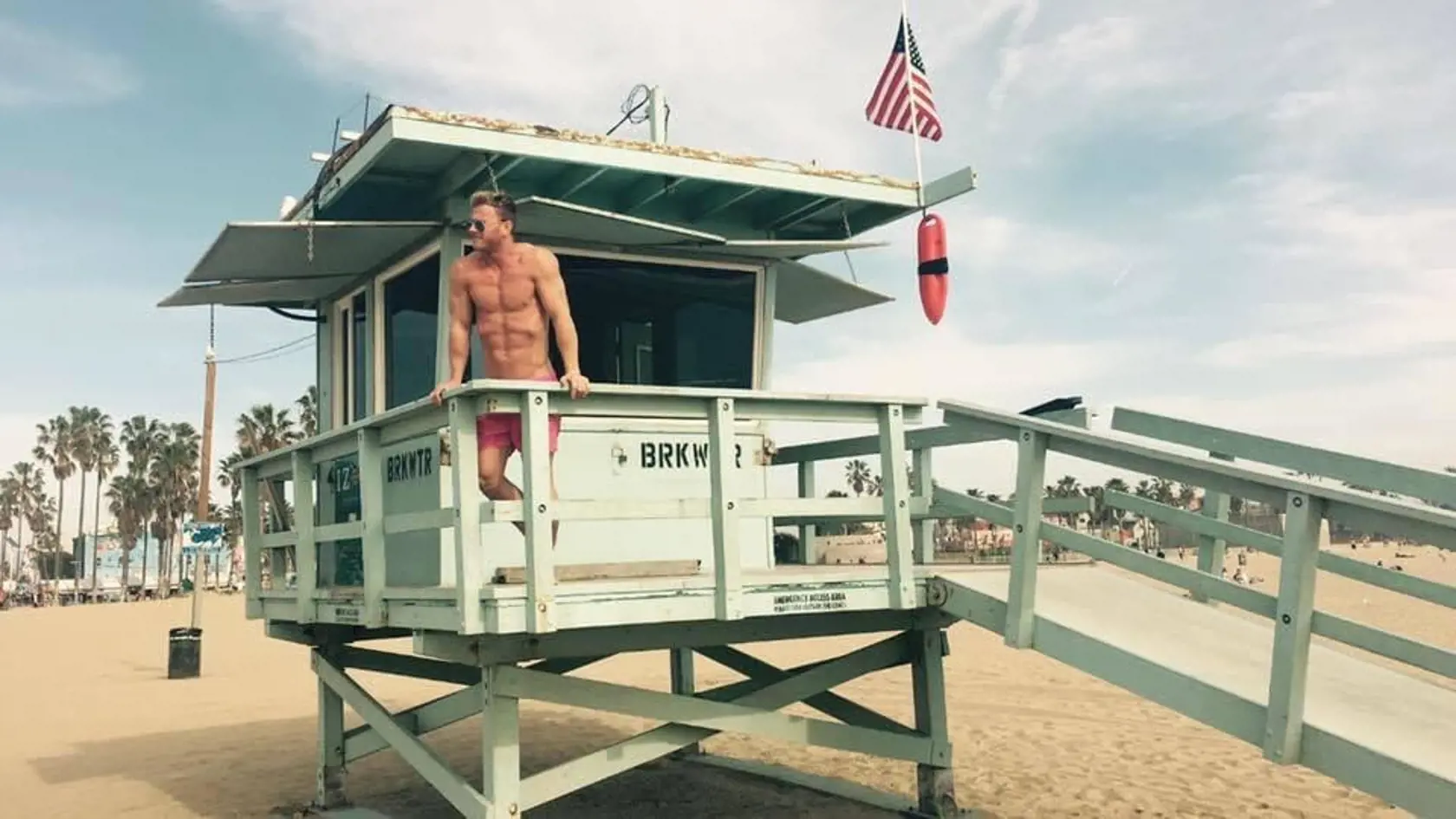 Pripomína vám tento záber plavčíka zo seriálu Baywatch? To asi viacerým.