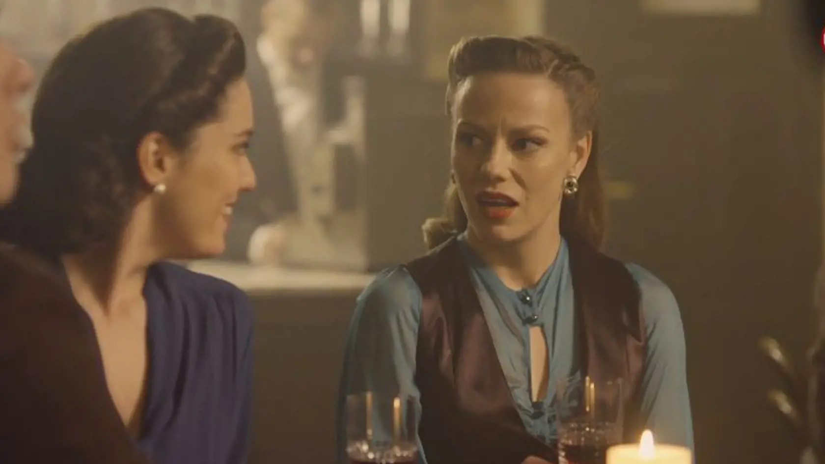 Šarlota (Sarah Arató) to prehnala s alkoholom a bozkávala sa s Petrovým kamarátom. Irena ich prichytila. Vtipné je, že tento fešák (Tomáš Pokorný) je v skutočnom živote herečkin partner, má s Barborkou Andrešičovou (seriálovou Irenou) aj dcérku.