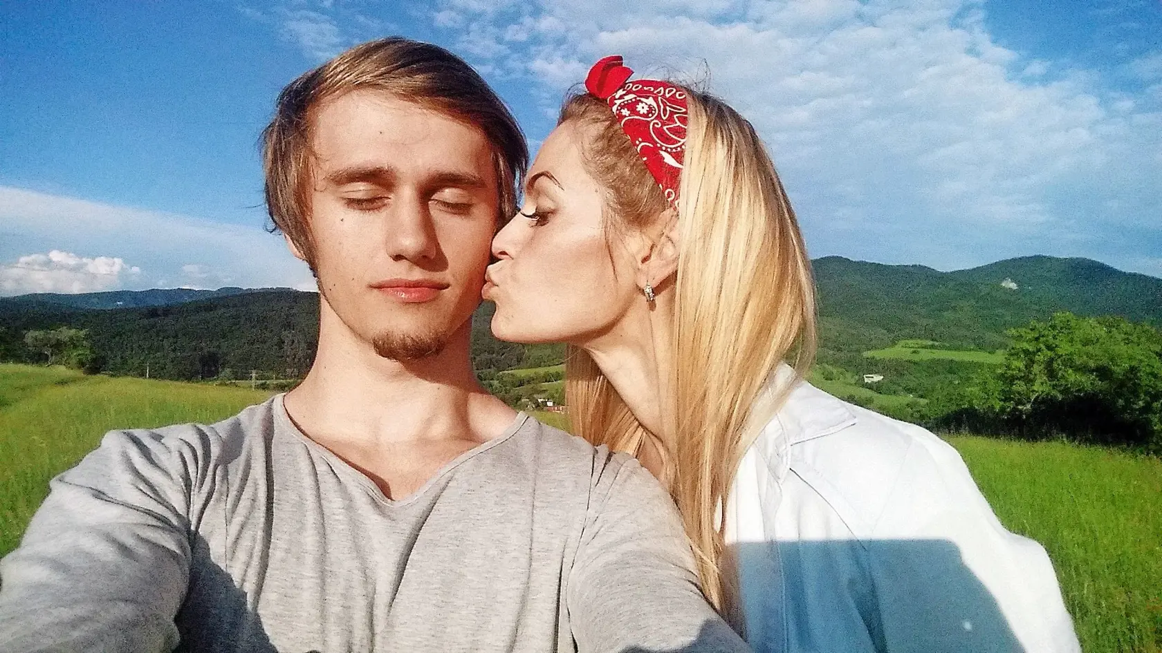 Mladý spevák so svojou novou priateľkou.