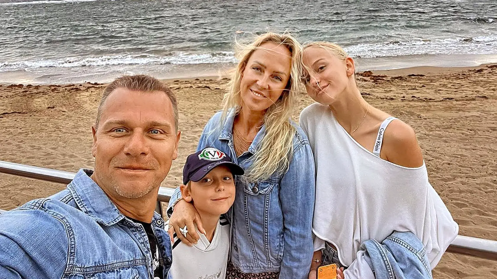 S manželom Vlastom a deťmi Salmou a Neviom žijú už niekoľko rokov na Tenerife.