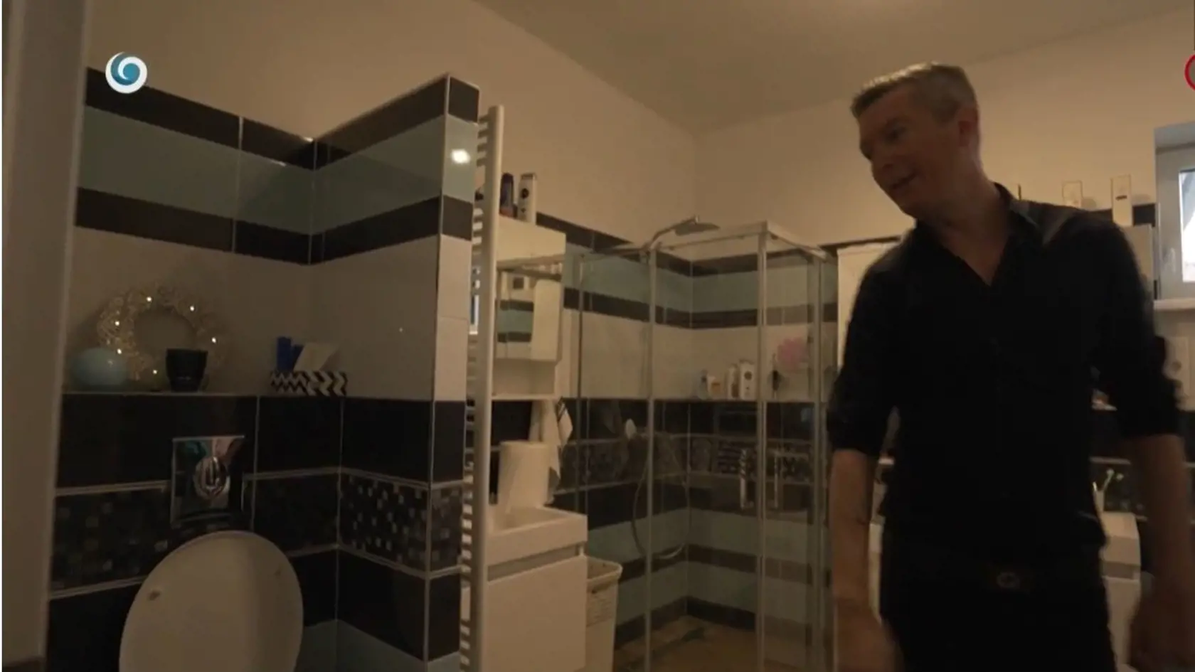 Igor ukázal divákom aj kúpeľňu.