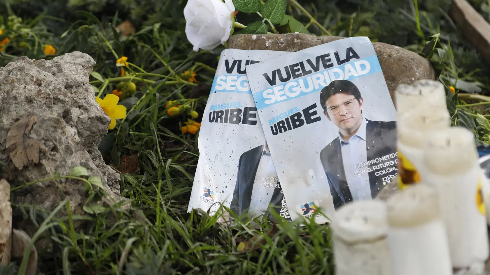 WA 22 Bogota - Fotografia senátora a kolumbijského prezidentského kandidáta Miguela Uribeho, sviečky a kvety sú na mieste sobotňajšieho atentátu na Uribeho v Bogote v pondelok 9. júna 2025. Uribe, ktorý nedávno oznámil svoju prezidentskú kandidatúru, bol v sobotu v Bogote počas predvolebného zhromaždenia zblízka postrelený 15-ročným tínedžerom. Senátora zasiahol do hlavy a krku a do nohy. Po prevoze do nemocnice Uribe podstúpil neurochirurgický zákrok a ošetrenie cievno-periférneho systému. Hoci operácia bola úspešná, lekári z kliniky Santa Fé v pondelok uviedli, že Uribe je stále v „najvážnejšom stave“ a „na zákroky a liečbu reaguje slabo“. FOTO TASR/AP


Images of Colombian Senator Miguel Uribe Turbay, along with candles and flowers, lay at the site where he was shot during a political rally in Bogota, Colombia, Monday, June 9, 2025. (AP Photo/John Vizcaino)