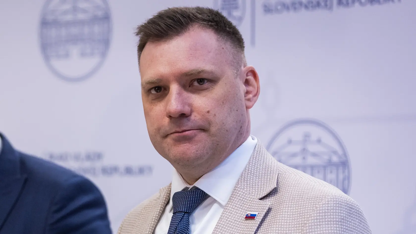 Šéf envirorezortu Tomáš Taraba. V pozadí minister zdravotníctva Kamil Šaško.