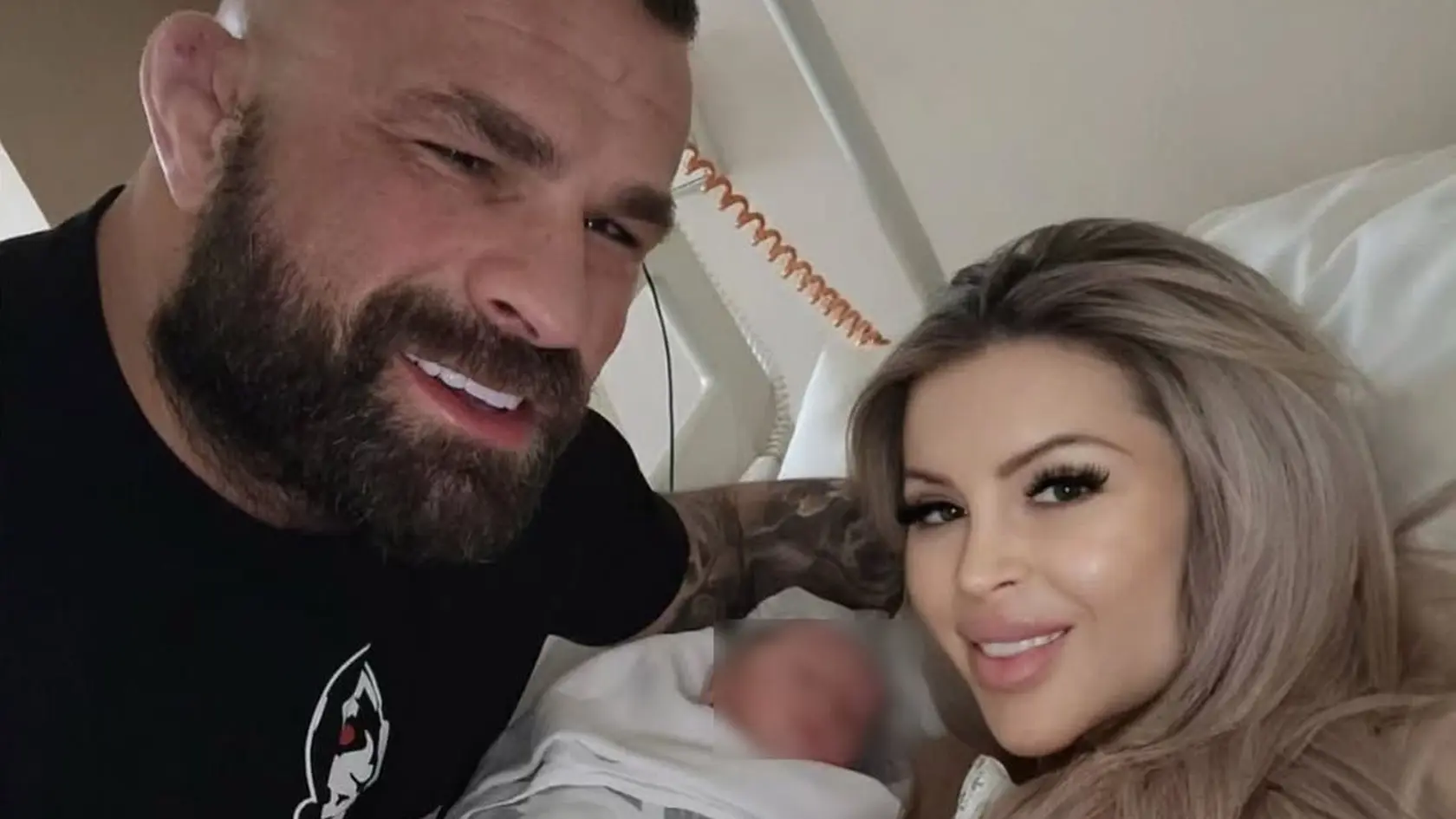 Lela a Karlos sa stali trojnásobnými rodičmi. Bábätko dostalo meno Arnold. Schwarzeneggera mal Vémola aj na tričku v pôrodnici.