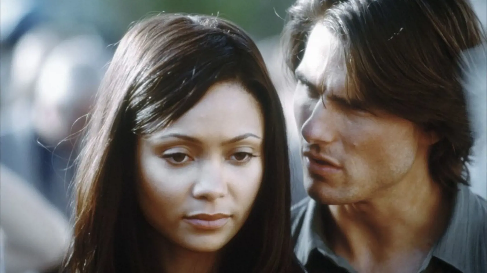 Tom Cruise a Thandie Newton vo filme Mission Impossible 2.