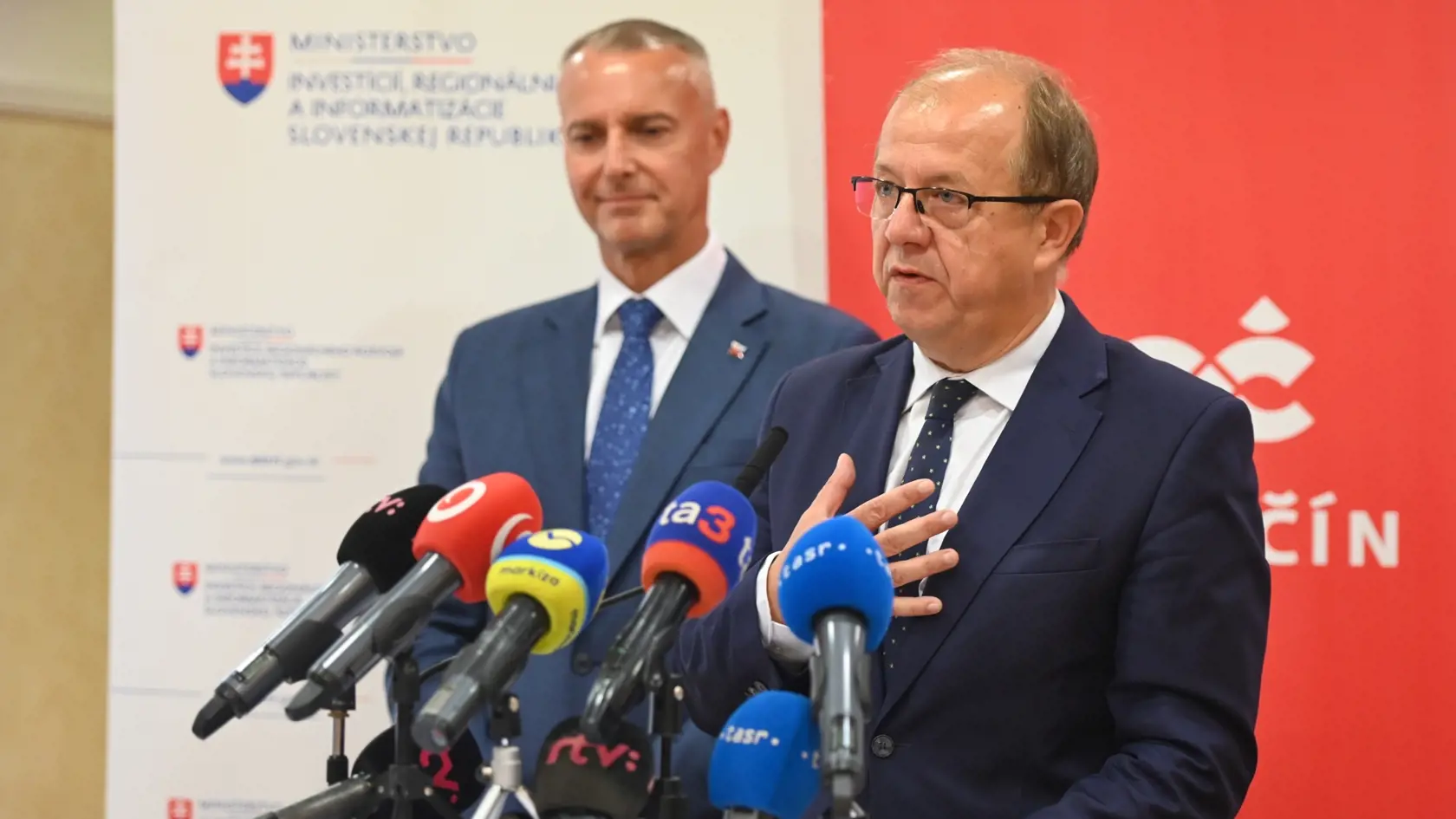 Na snímke zľava minister investícií, regionálneho rozvoja a informatizácie SR Richard Raši (Hlas-SD) a prezident ÚMS a primátor Trenčína Richard Rybníček na spoločnej tlačovej konferencii.