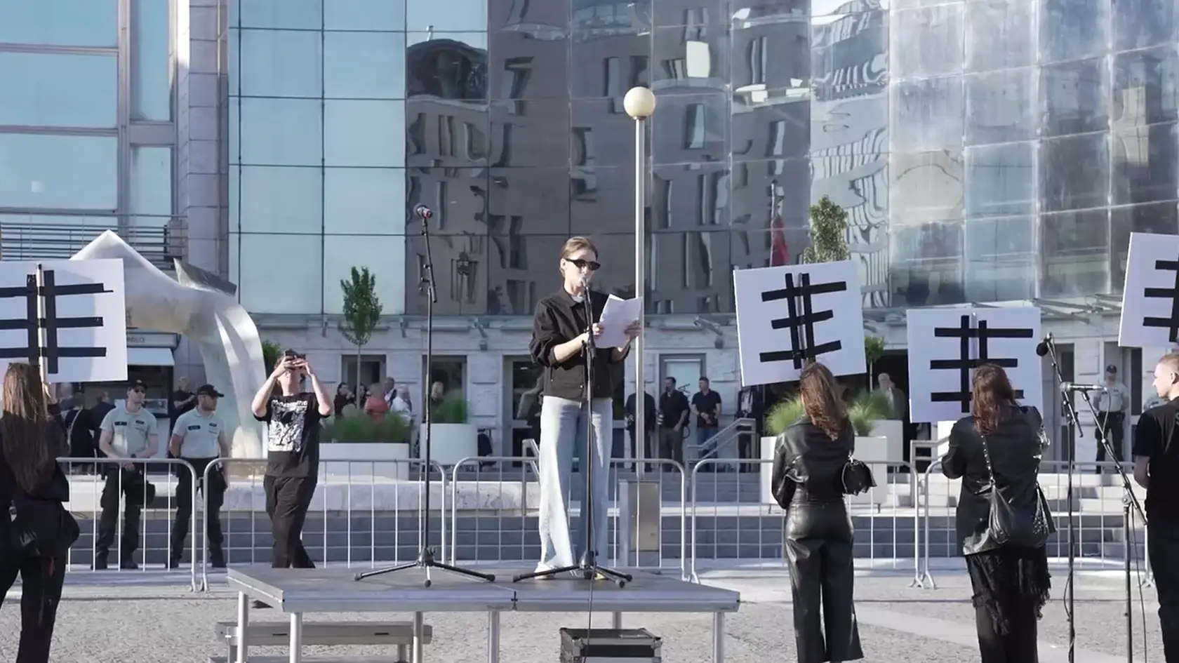 Jana Kovalčíková na proteste nesúhlasu s koncertom Anny Netrebko.