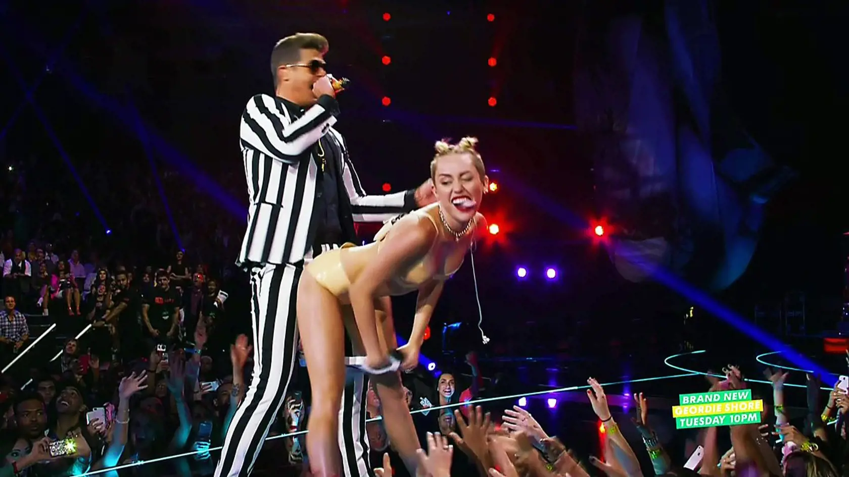 25. 8.: Na MTV Music Awards predvádzala pózy ako