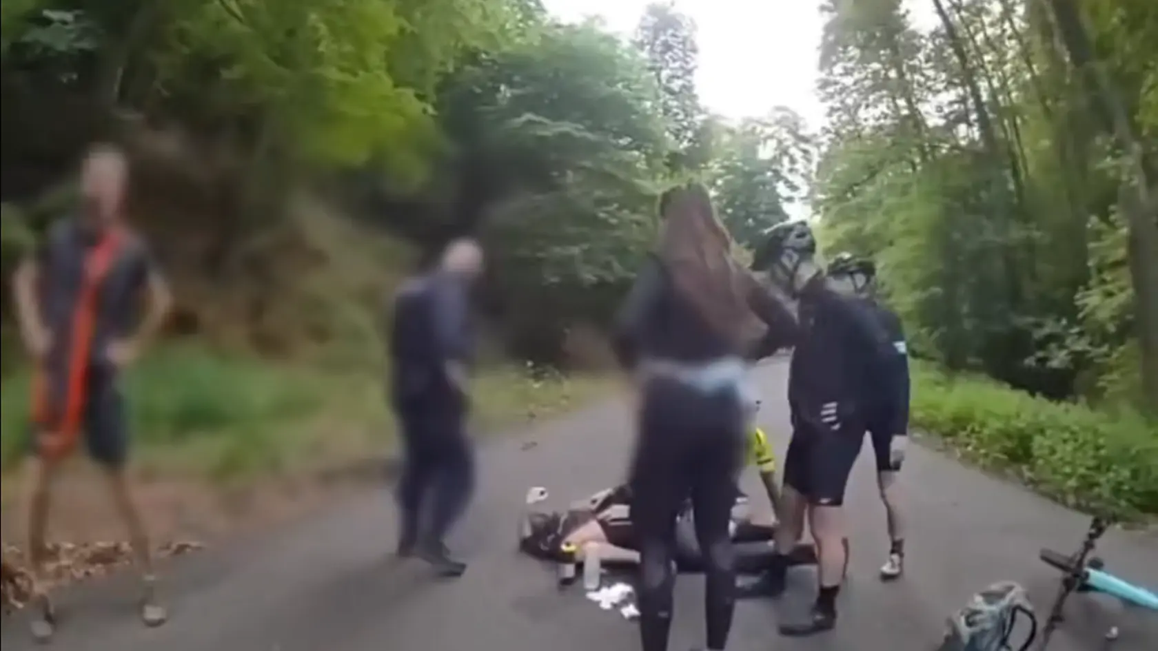 Polícia obvinila z trestného činu muža, ktorý sotil bežcov.