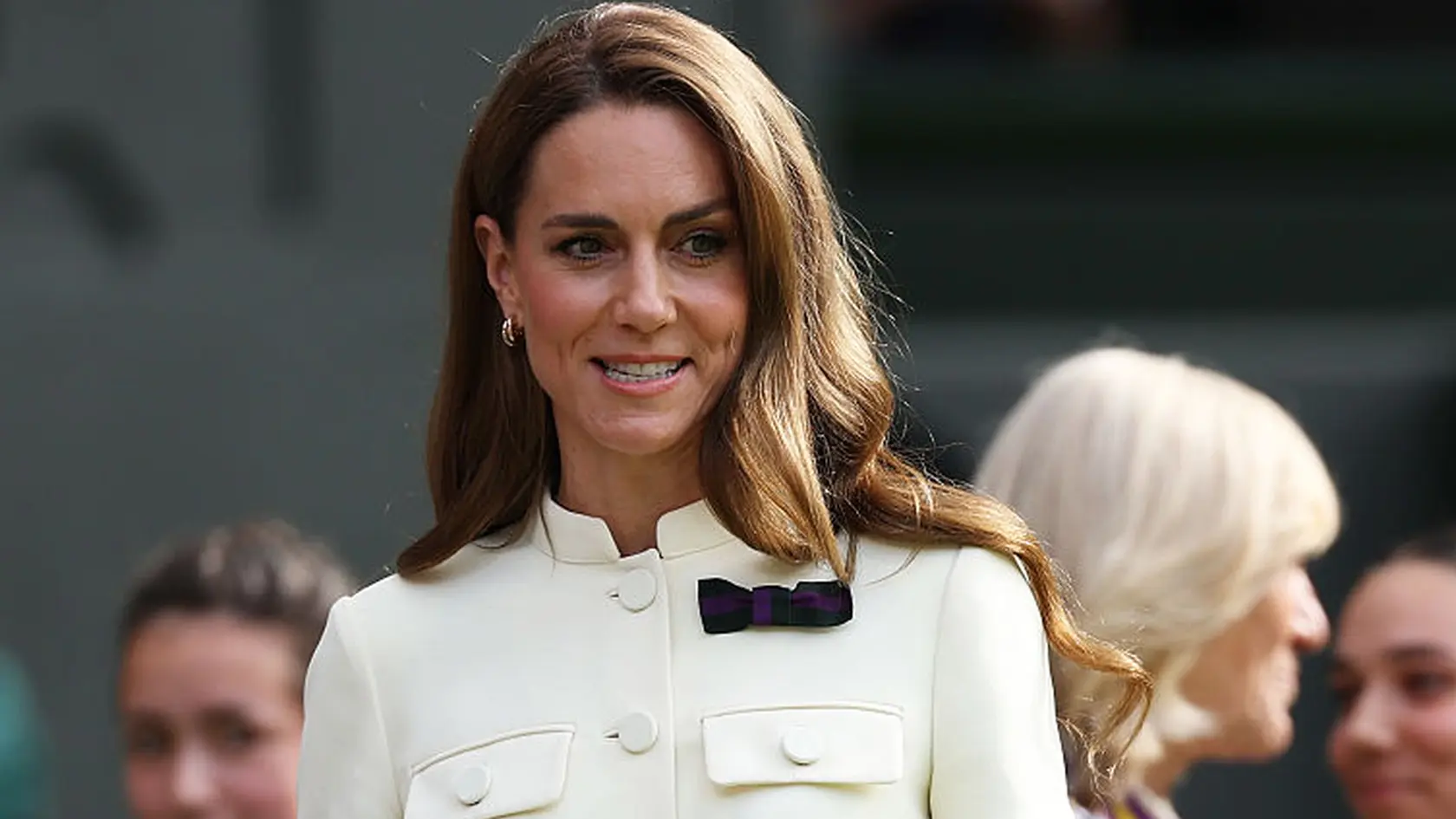 Princezná Kate zažiarila na Wimbledone slonovinovou kombináciou saka a sukne.