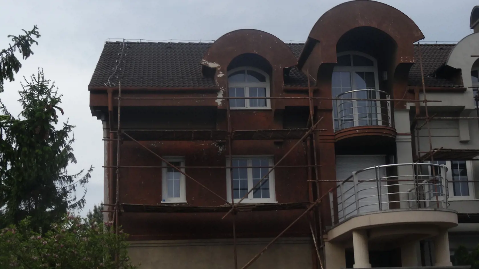 Konečne. Dom je už poradne ošarpaný a potreboval rekonštrukciu ako soľ.