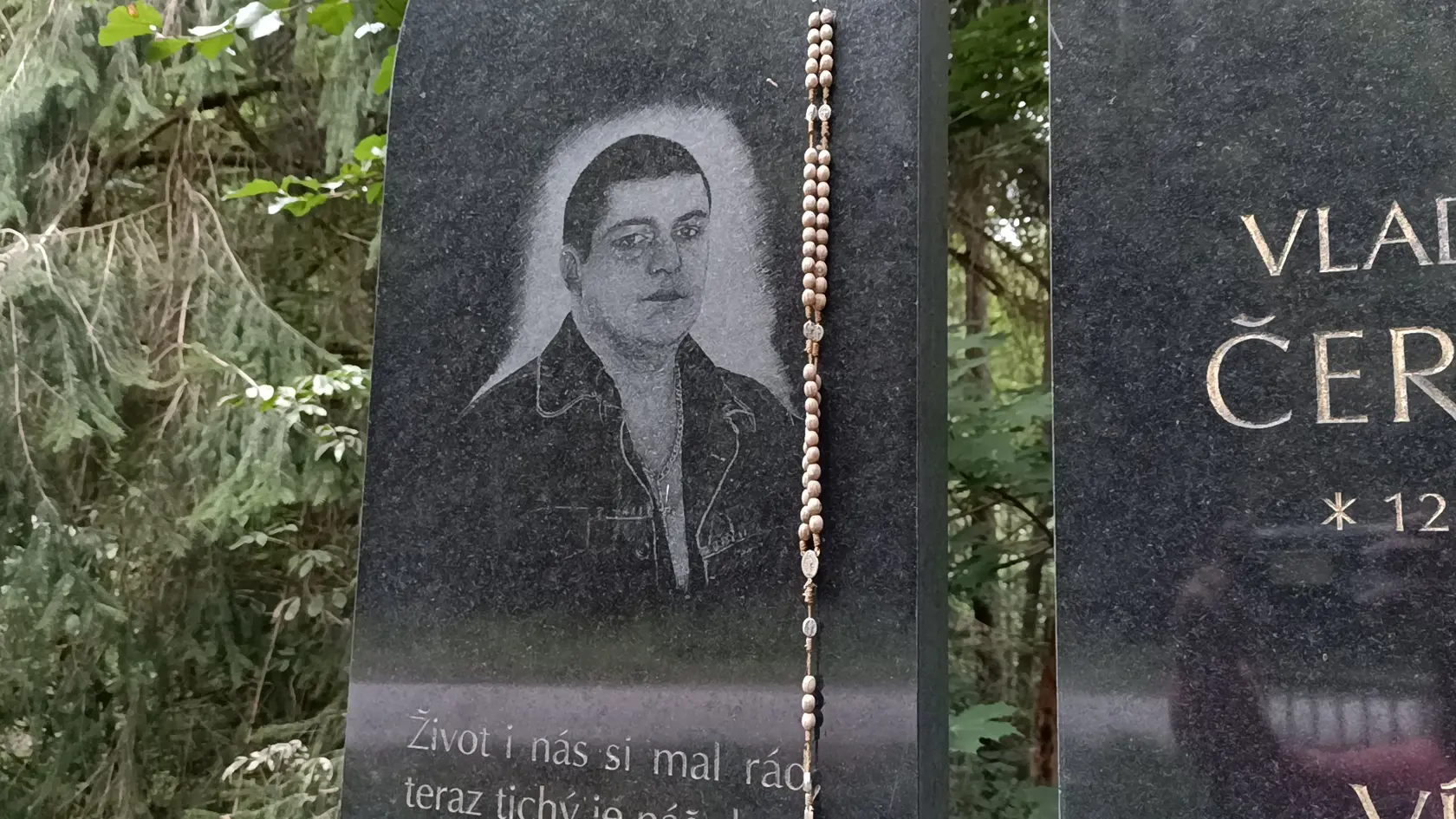 Vladimír Černák má na pomníku vytesanú svoju podobizeň.
