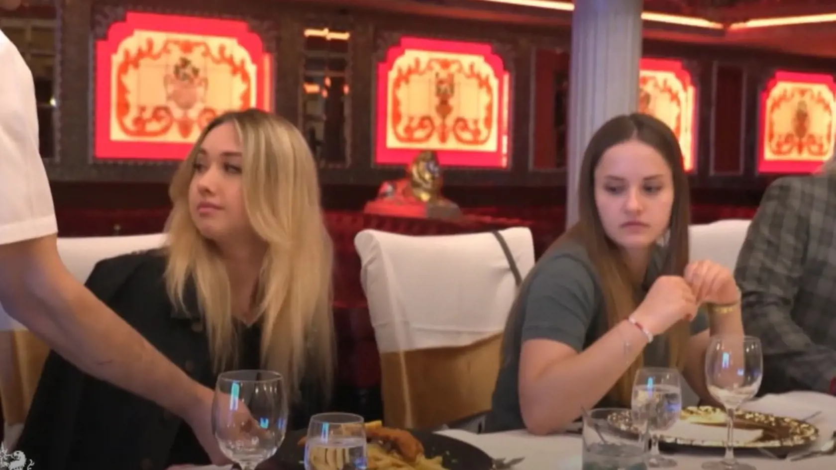 Nakoniec sa Shania, Davina aj ich mama Carmen najedli k spokojnosti. Davina totiž ako medzichod objednala vyprážaný rezeň a hranolky.