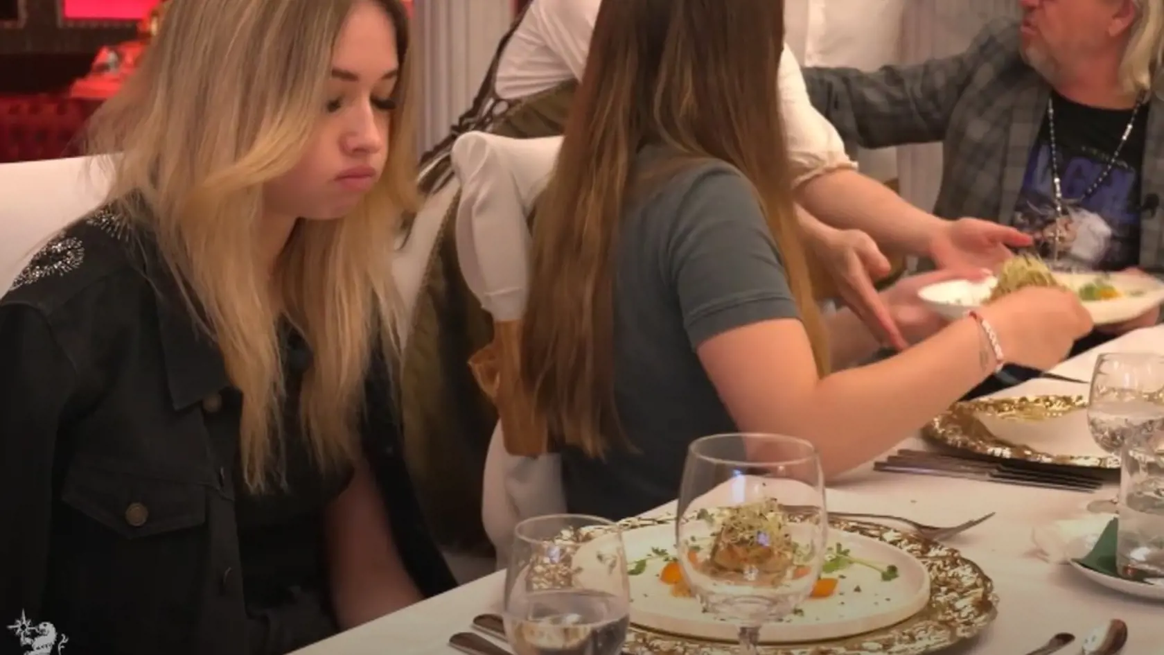 Shania Geissová skúmala každé jedlo z luxusného menu. Nad všetkým ohŕňala nosom a strúhala znechutená grimasy.