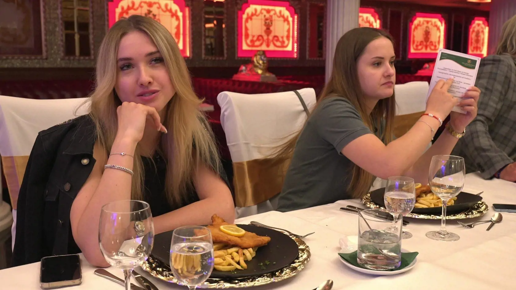 Nakoniec sa Shania, Davina aj ich mama Carmen najedli k spokojnosti. Davina totiž ako medzichod objednala vyprážaný rezeň a hranolky.