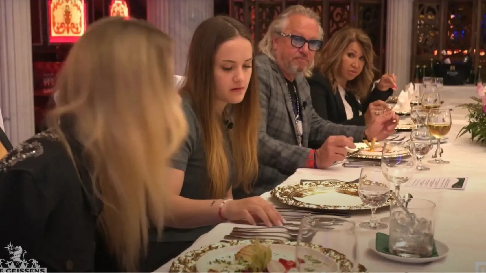 Shania Geissová skúmala každé jedlo z luxusného menu. Nad všetkým ohŕňala nosom a strúhala znechutená grimasy.